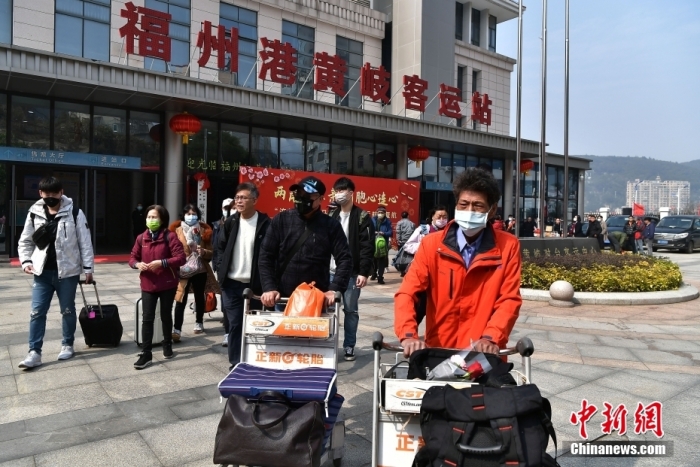 圖為辦理相關(guān)手續(xù)后走出福州港黃岐客運站的馬祖鄉(xiāng)親。<a target='_blank' href='/'>中新社</a>記者 張斌 攝