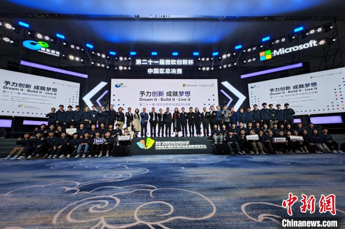 圖為賽后參賽隊(duì)伍與嘉賓合照留念?！±畛瑧c 攝