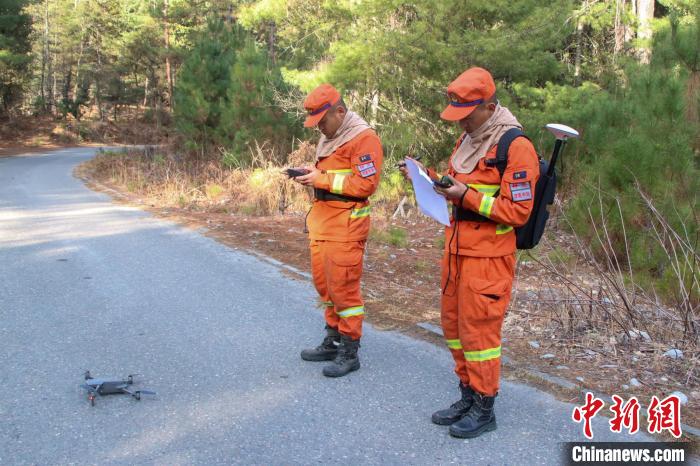 在林區(qū)使用無人機進行空中巡護?！↑S豪 攝