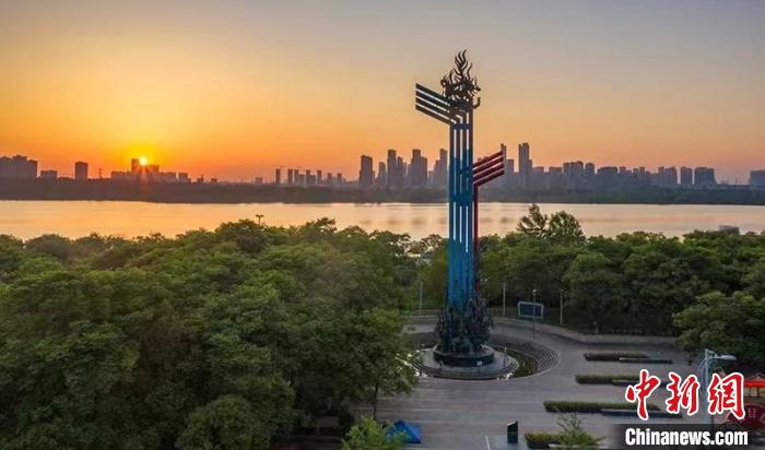 中國(guó)南北分界線標(biāo)志?！“霾菏形麄鞑抗﹫D