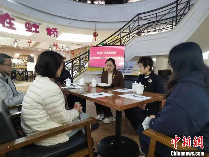 （兩會聲音）上?！靶∠锟偫怼钡拿衤暸c民生：“小小聯(lián)合國”有事好商量