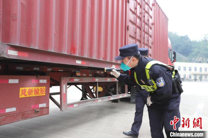 廣西友誼關(guān)口岸客貨運通關(guān)實現(xiàn)“開門紅”