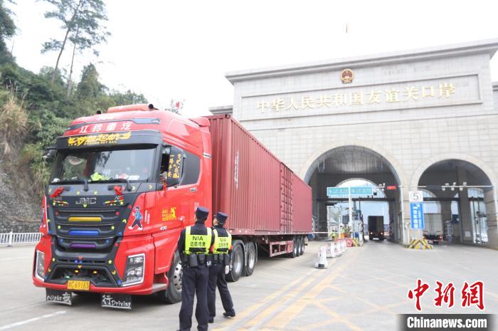 友誼關(guān)邊檢站民警檢查入境車輛?！V西邊檢總站友誼關(guān)邊檢站供圖