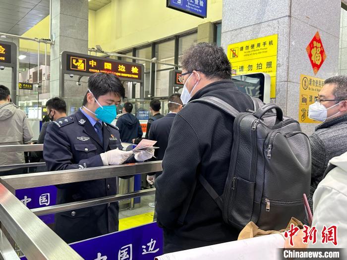 友誼關(guān)口岸旅客通關(guān)現(xiàn)場?！∪~子 攝