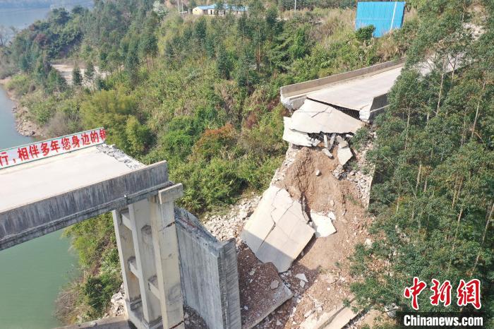 航拍步頭大橋坍塌現(xiàn)場(chǎng)?！±韬?攝
