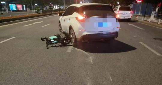 急尋好心人！男童被卷入車底，20余名路人合力救援