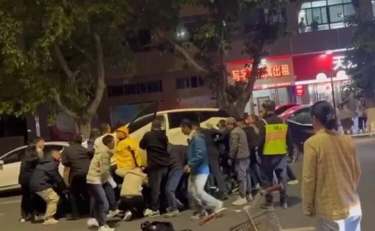 急尋好心人！男童被卷入車底，20余名路人合力救援