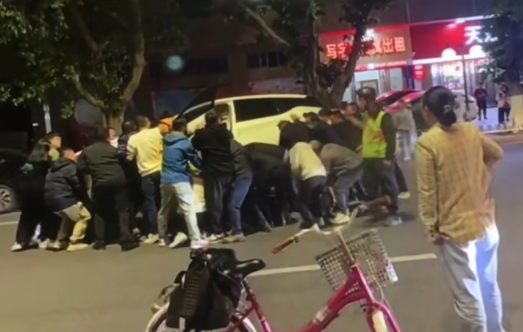 急尋好心人！男童被卷入車底，20余名路人合力救援