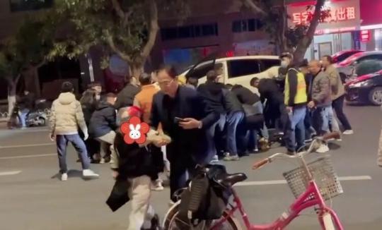 急尋好心人！男童被卷入車底，20余名路人合力救援