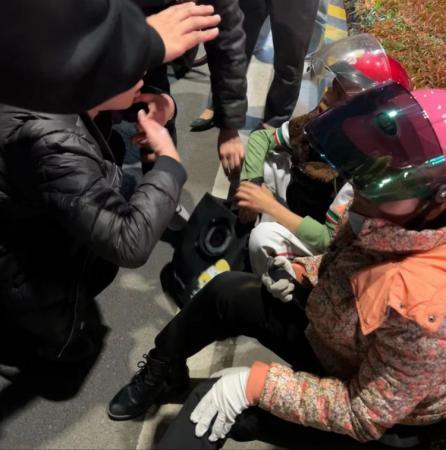 急尋好心人！男童被卷入車底，20余名路人合力救援