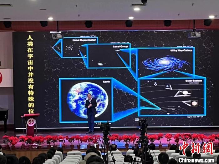 中國科學(xué)院國家天文臺(tái)研究員、中國科學(xué)院院士武向平在天津市一中為學(xué)生們現(xiàn)場授課?！↓嬘魑?攝