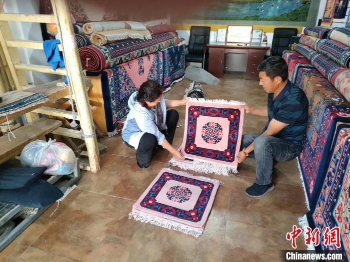 圖為田民興展示手工藝術(shù)品?！∈茉L者供圖