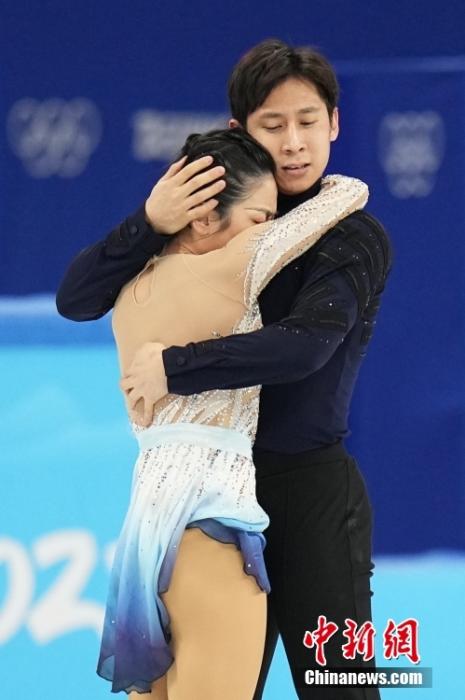 2月19日，中國組合隋文靜(左)/韓聰在比賽后擁抱。當(dāng)日，北京2022年冬奧會花樣滑冰雙人滑自由滑比賽在首都體育館舉行，中國組合隋文靜/韓聰奪得雙人滑冠軍。 <a target='_blank' href='/'>中新社</a>記者 崔楠 攝