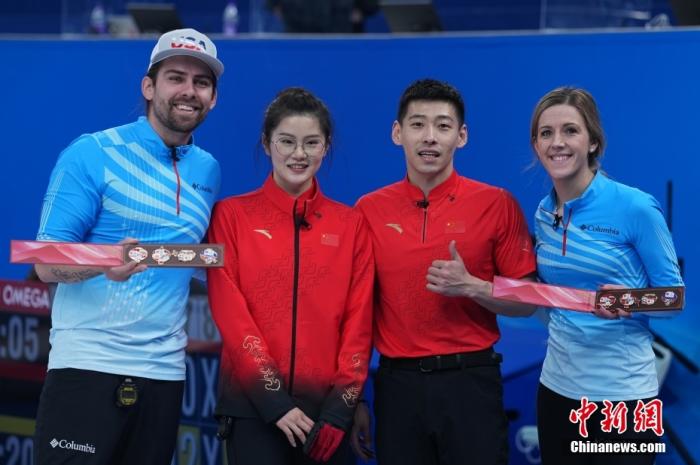 2月5日，北京冬奧會冰壺混雙循環(huán)賽中，由范蘇圓、凌智組成的中國隊5比7惜敗美國組合。比賽結(jié)束后，范蘇圓、凌智送給美國冰壺混雙組合每人一盒4個冬奧徽章。凌智表示，4個冬奧徽章是不一樣的，美國隊非常喜歡這份禮物。<a target='_blank' href='/'>中新社</a>記者 崔楠 攝