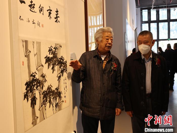 書(shū)畫(huà)巡回展一角。　民建福建省委供圖