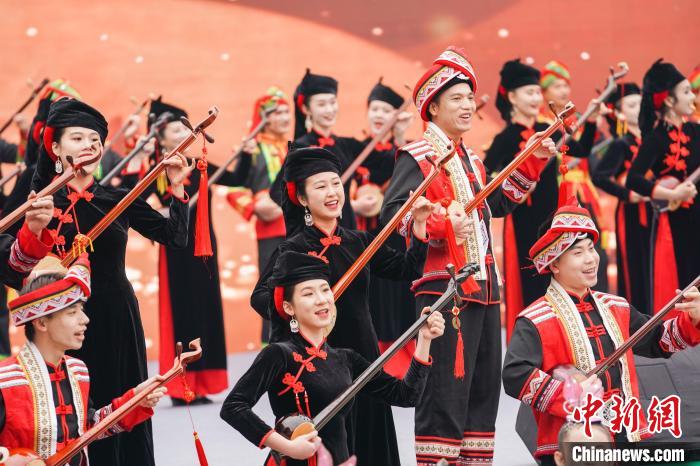 圖為百人天琴彈唱《天之琴》?！￡惞谘?攝