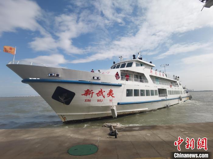 客船駛離碼頭五通客運(yùn)碼頭前往金門?！∴嵔?攝