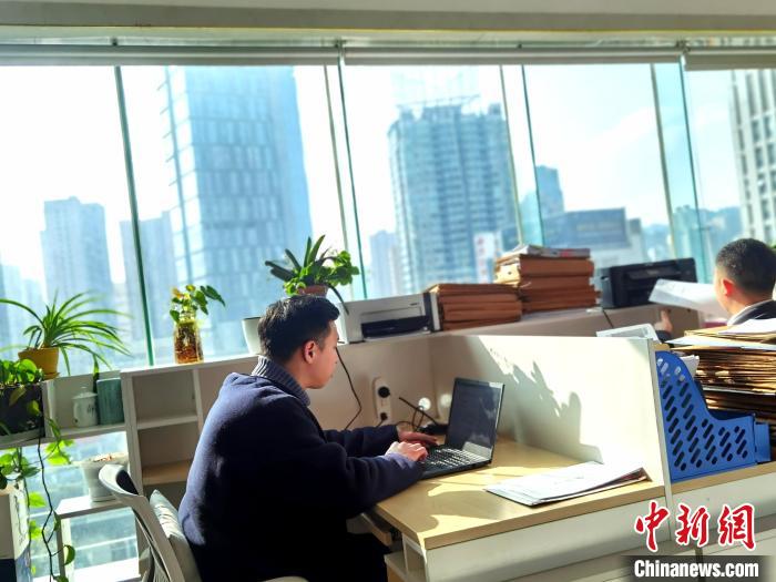 圖為工作中的吳攸?！≈苎嗔?攝