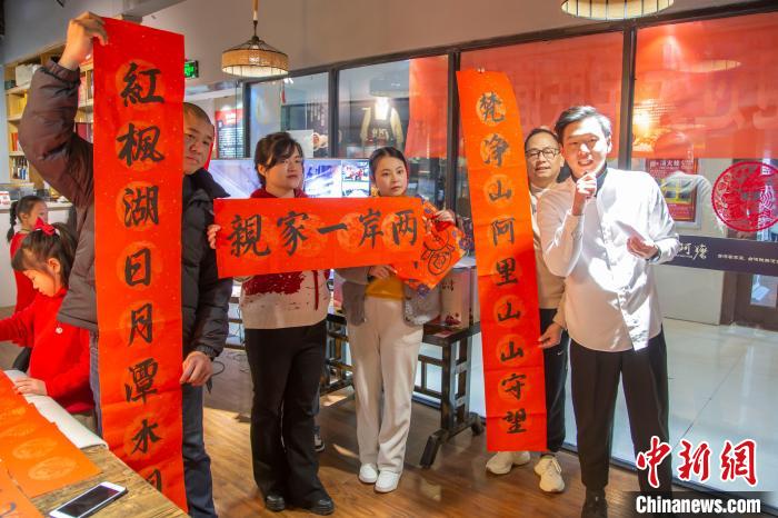 圖為吳攸(右)在貴陽期間參加“臺胞過大年”聯(lián)誼活動?！≈苎嗔?攝