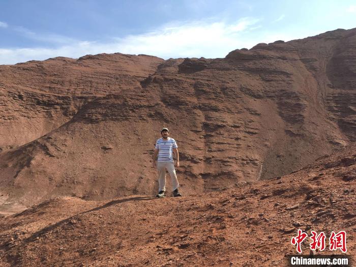 論文第一作者在位于智利的“紅石”檢測地點?！argarita Azua　攝