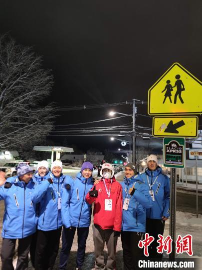第31屆世界大學生冬季運動會賽場外，張得鈿(紅色衣服)與各國大學生選手親切交流?！∈茉L者供圖
