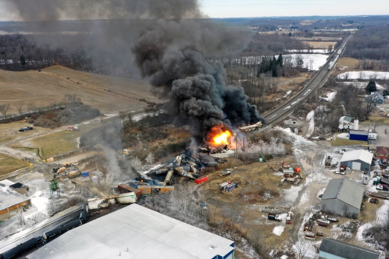 當(dāng)?shù)貢r間2月3日，美國俄亥俄州和賓夕法尼亞州的交界地帶東巴勒斯坦地區(qū)發(fā)生一起列車脫軌事件，造成大量致癌氣體氯乙烯等有毒物質(zhì)泄漏。（圖源：美聯(lián)社）