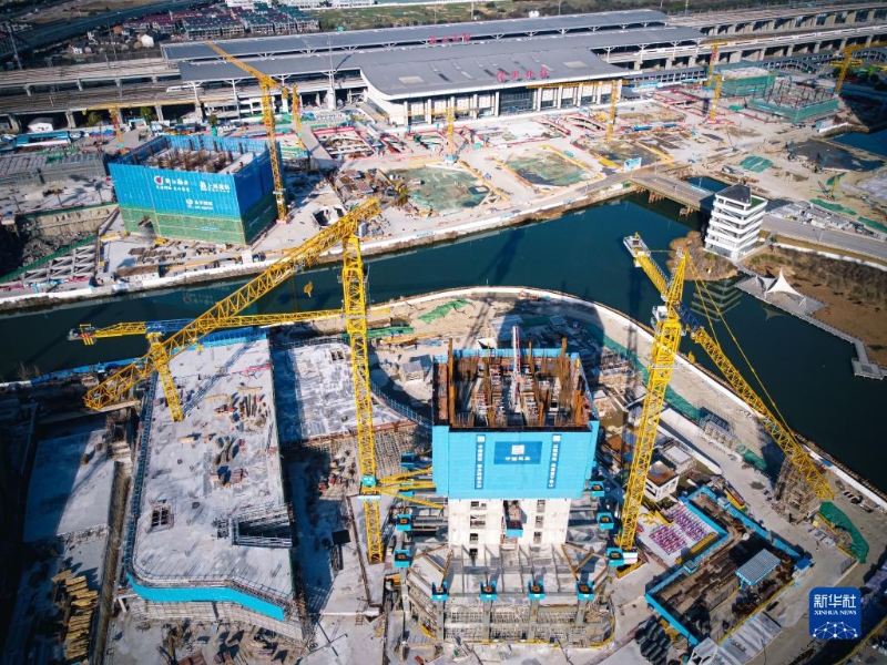 紹興北站TOD綜合交通樞紐工程建設(shè)現(xiàn)場(chǎng)（2023年1月31日攝，無人機(jī)照片）。由中建三局承建的這項(xiàng)工程為浙江省重點(diǎn)工程，建成后將是集商務(wù)辦公、科創(chuàng)研發(fā)、星級(jí)酒店等多重功能于一體的智慧型城市交通綜合體。新華社記者 江漢 攝