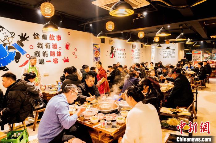 圖為食客們?cè)诨疱伒陣L鮮?！↑S維正 攝