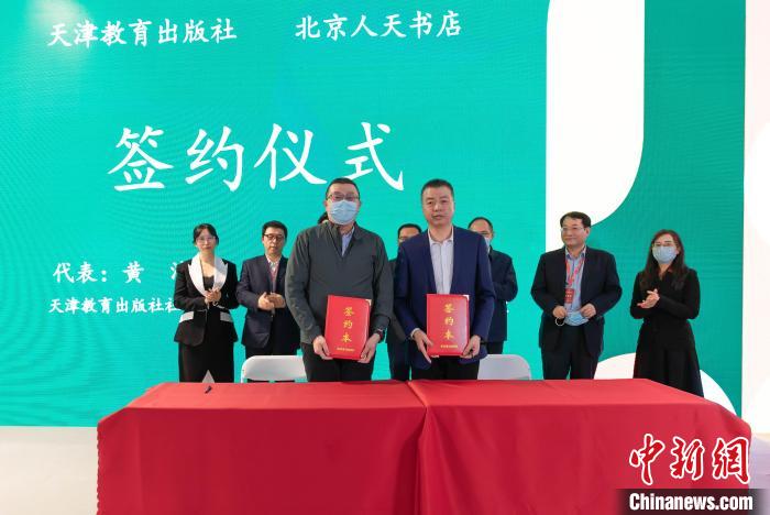 中老經(jīng)典著作互譯項(xiàng)目首批成果新書(shū)發(fā)布會(huì)簽約儀式現(xiàn)場(chǎng)圖?！⊥踉谟?攝