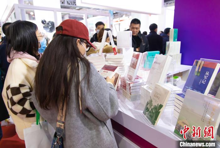 讀者在第35屆北京圖書訂貨會(huì)天津展區(qū)參觀。　王在御 攝