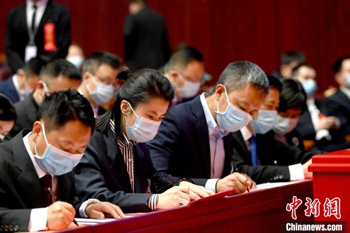 成都市十八屆人大一次會(huì)議24日下午閉幕?！“苍?攝