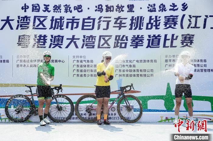 2022環(huán)粵港澳大灣區(qū)城市自行車挑戰(zhàn)賽江門恩平站鳴槍，圖為比賽現(xiàn)場?！≠愂陆M委會 攝