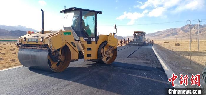 資料圖為瑪多災(zāi)后重建公路施工現(xiàn)場。　果洛州委宣傳部供圖