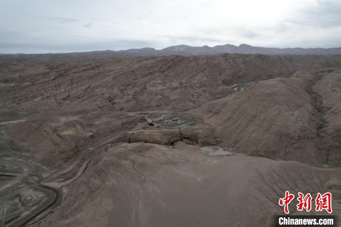 圖為“孤獨”的柴西北原油外輸管道中間站佇立在柴達(dá)木戈壁灘上?！≮w凜松 攝