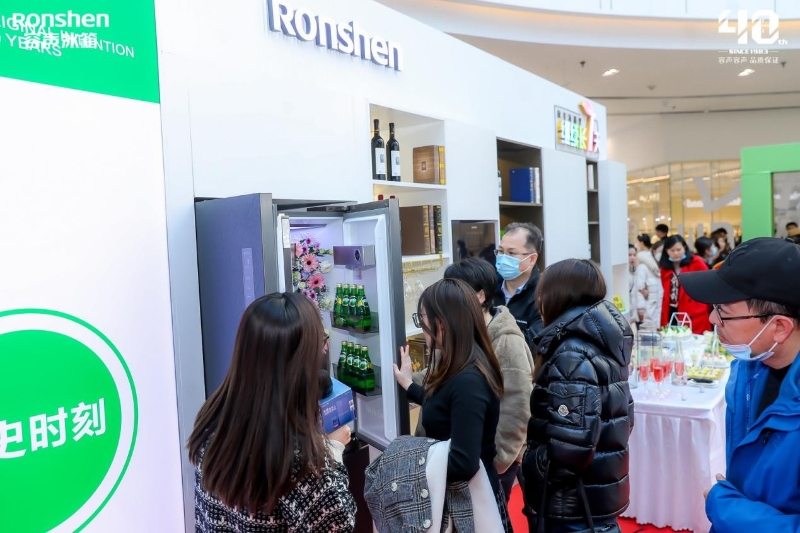 品鑒會現(xiàn)場，容聲冰箱與蘇寧還共同啟動“百萬家庭改造計劃”：凡是在線下蘇寧店鋪購買容聲冰箱指定機(jī)型的用戶，都可以參加抽取裝修基金的活動。只要中簽并簽署改造協(xié)議，就可獲得1萬元裝修基金。容聲助力消費者打造專屬理想家，讓“無界之美”深入到每個家庭中。