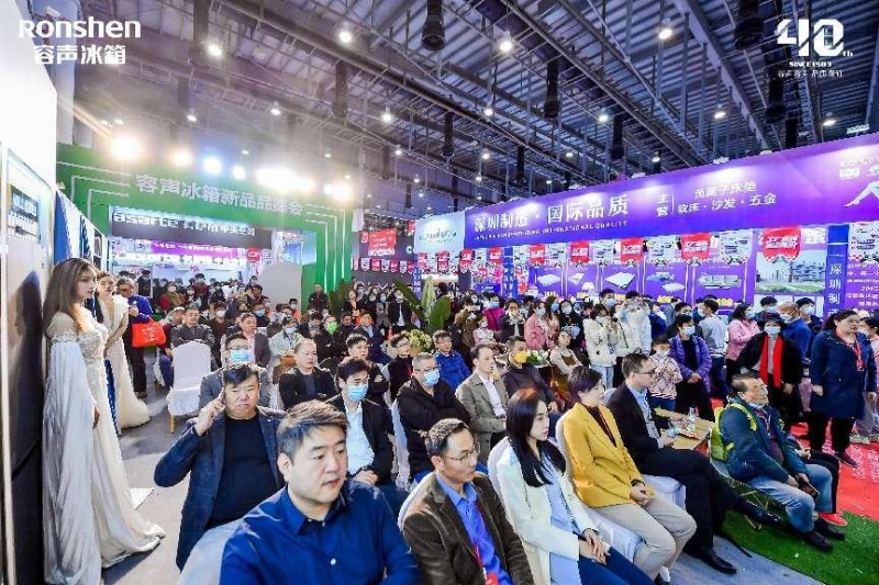 伴隨用戶對家裝、家居一體化需求越來越高,家電和家裝之間注定不再割裂，家電設(shè)計的“融”成為設(shè)計師的必備課程，“無邊界”設(shè)計語言也成為圈定用戶的“制勝法寶”。容聲WILL無邊界新品605冰箱以“正面不突出、側(cè)面不留縫、空間不浪費”的“三不”標(biāo)準(zhǔn)，真正讓冰箱融合在整體廚房空間里,帶來冰箱與家居融合的美學(xué)新定義。