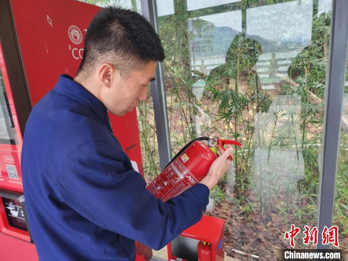 消防員對景點防火設施進行檢查?！”R文鋒 攝