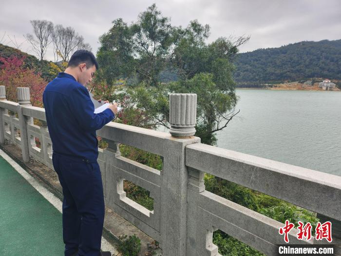 消防員記錄可用水源分布情況。　盧文鋒 攝