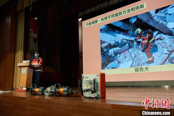 救援隊隊員在臺上作分享。　培僑中學供圖