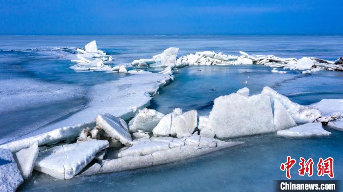 圖為晴天時(shí)的冰推景象?！∧昀?攝