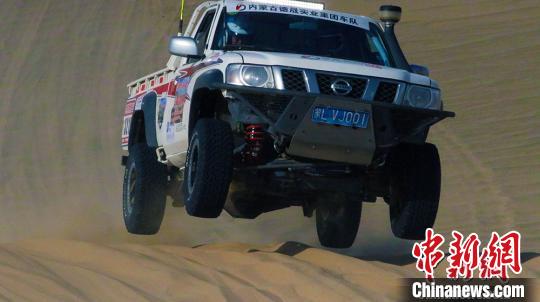 沙漠越野英雄會賽事在新疆且末舉行，圖為選手駕車在塔克拉瑪干沙漠“魔鬼賽段”比賽(資料圖)?！⊥跣≤?攝