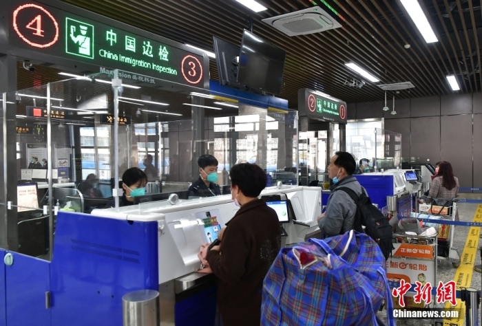 圖為抵達連江黃岐的馬祖鄉(xiāng)親在辦理相關(guān)手續(xù)。中新社記者 張斌 攝.jpg