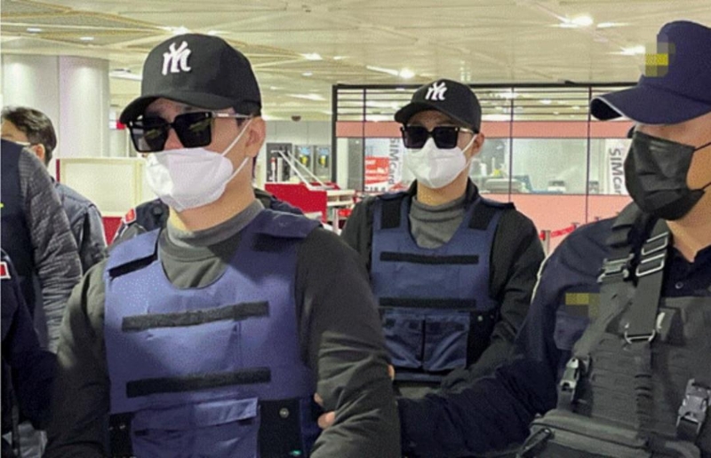 洪政軍及孔祥志在大陸落網(wǎng)，2月25日下午被押解回臺。圖自臺灣“中央社”.jpg