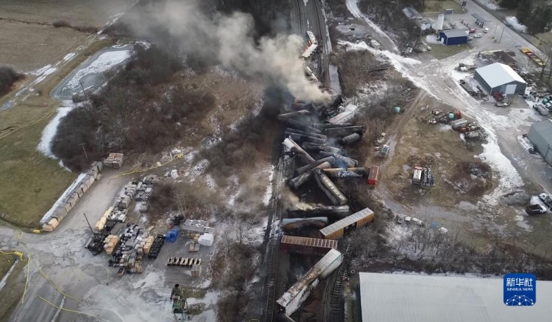 這張美國國家運(yùn)輸安全委員會發(fā)布的無人機(jī)視頻截圖顯示的是有毒化學(xué)品運(yùn)載列車脫軌事故現(xiàn)場。（圖源：新華社）