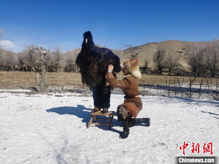 杰恩斯汗？沙拉皮(左)在鷹舞中扮演鷹的角色 古麗米娜·艾力哈孜 攝