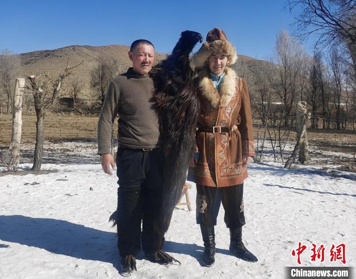 杰恩斯汗？沙拉皮(左)與兒子 古麗米娜·艾力哈孜 攝