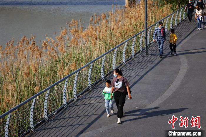 今年是長江十年禁漁全面實(shí)施的第三年，南京正式展開“春季護(hù)魚”專項(xiàng)行動(dòng)，鞏固禁捕退捕工作取得的成果?！°蟛?攝