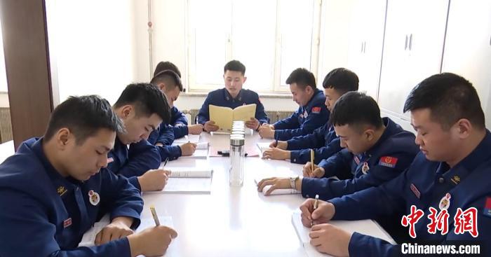 圖為劉守福和隊友們進行理論學習。　于龍江 攝