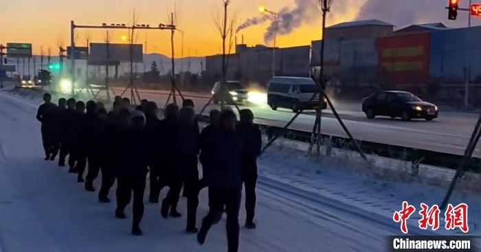 圖為劉守福和隊友們在冰天雪地中晨練?！∮邶埥?攝