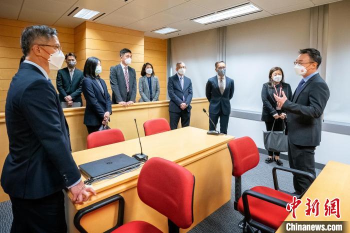 2月28日，澳門廉政專員陳子勁(右三)率團(tuán)訪問香港。圖為代表團(tuán)參觀香港廉署總部大樓設(shè)施?！∠愀哿鸸倬W(wǎng) 攝